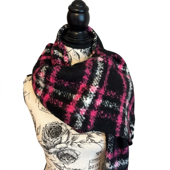 Victoria's Secret Plush Plaid Scarf Fringe Edge Pink and Black - Picture 3 of 5
